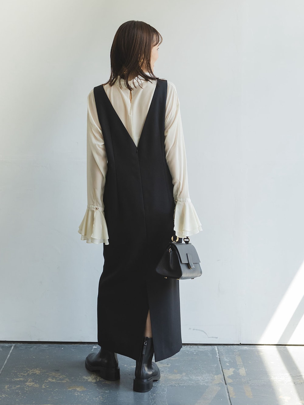 ホワイト系のシャツ/ブラウス、ブラック系のワンピース、ブラック系のショルダーバッグを着用したレディースの秋コーディネートの3枚目の写真