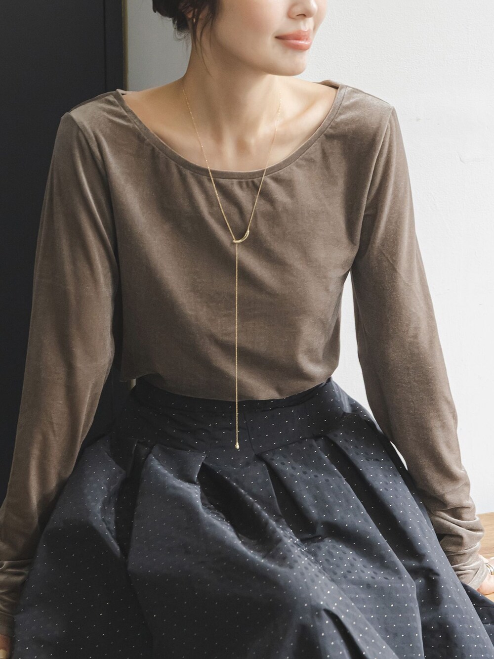 ブラック系のスカート、ブラウン系のTシャツ/カットソー、ベージュ系のショルダーバッグを着用したレディースの夏コーディネートの7枚目の写真
