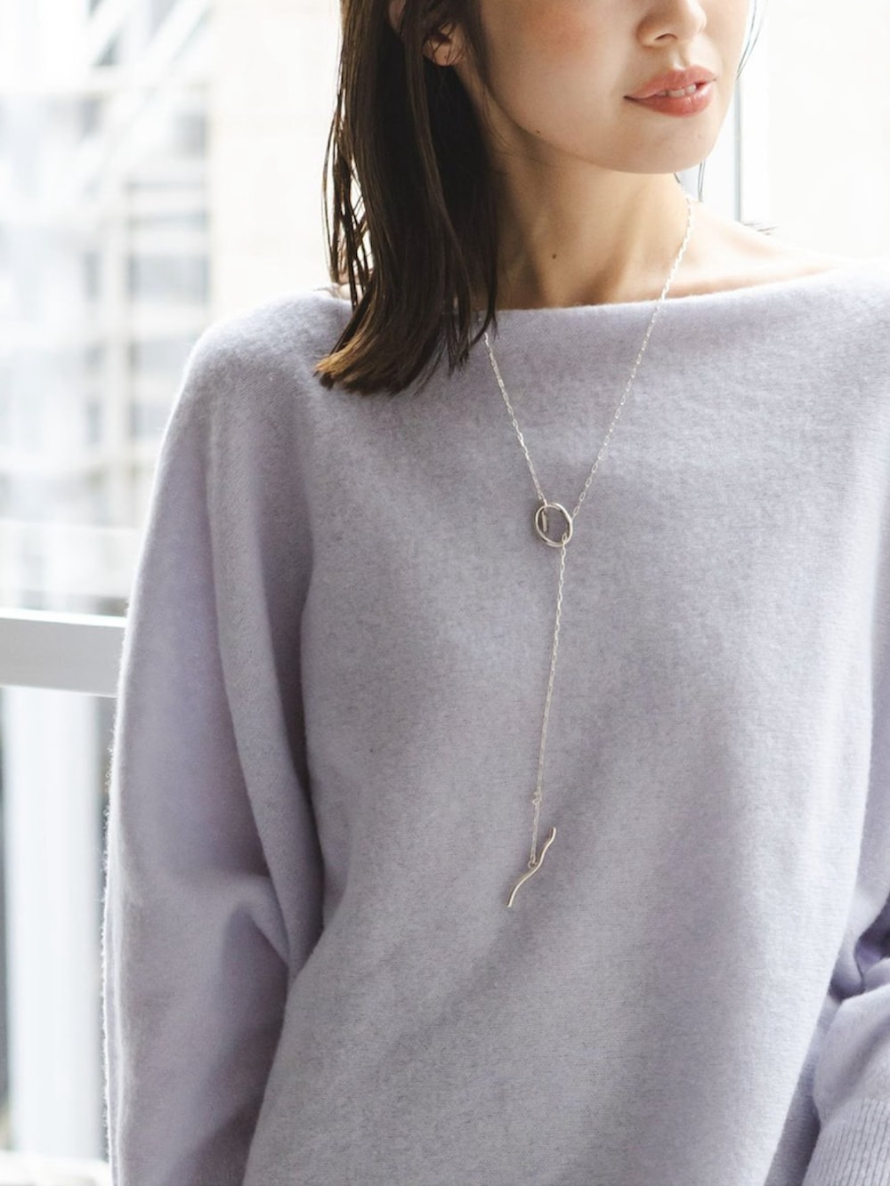 パープル系のニット/セーター、パープル系のニット/セーター、グレー系のスカートを着用したレディースの秋コーディネートの3枚目の写真