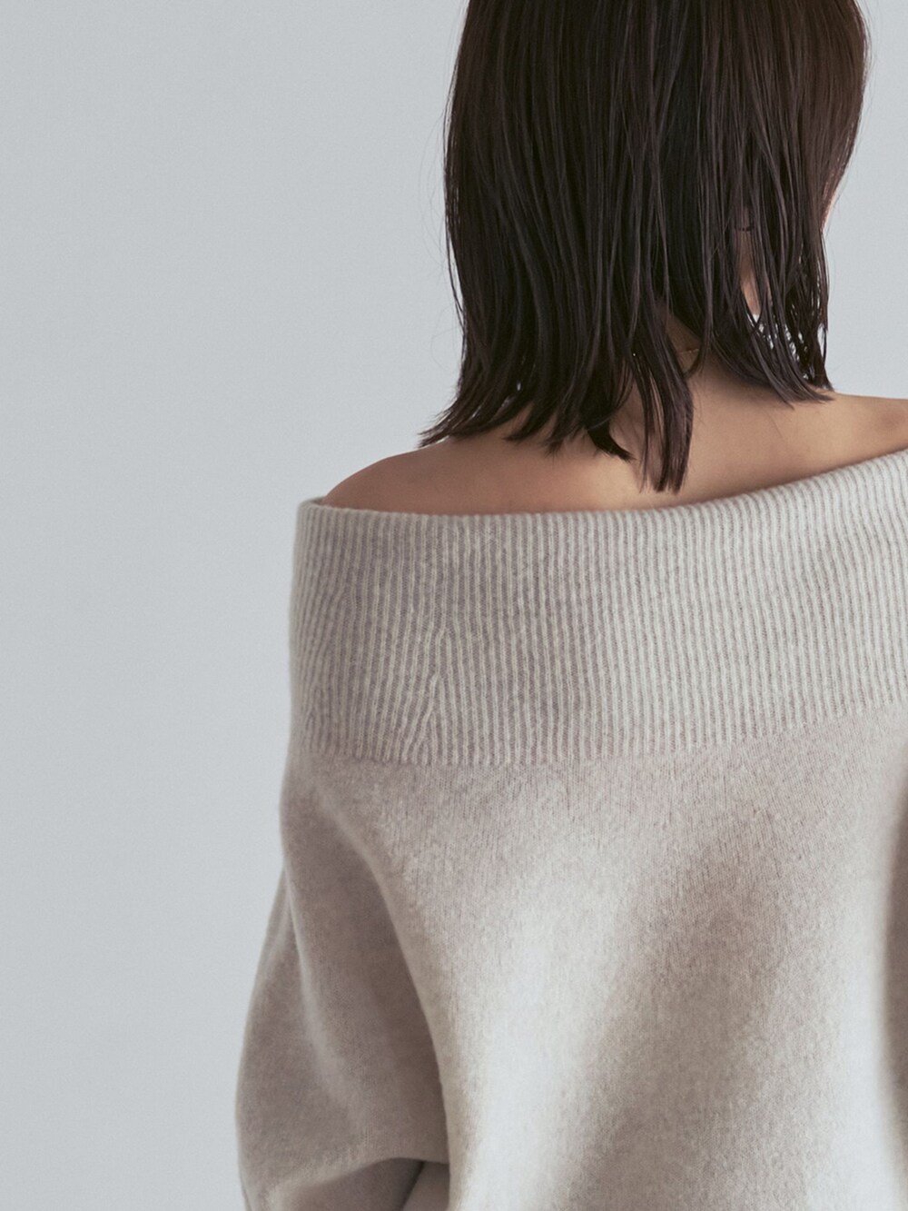 ホワイト系のスラックス、ベージュ系のニット/セーター、ベージュ系のパンプスを着用したレディースの夏コーディネートの6枚目の写真