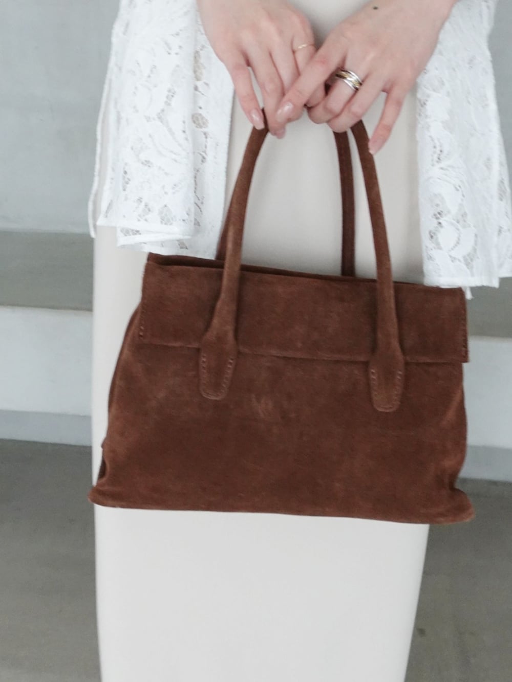 ベージュ系のワンピース、ホワイト系のシャツ/ブラウス、ブラウン系のサンダルを着用したレディースの夏コーディネートの9枚目の写真