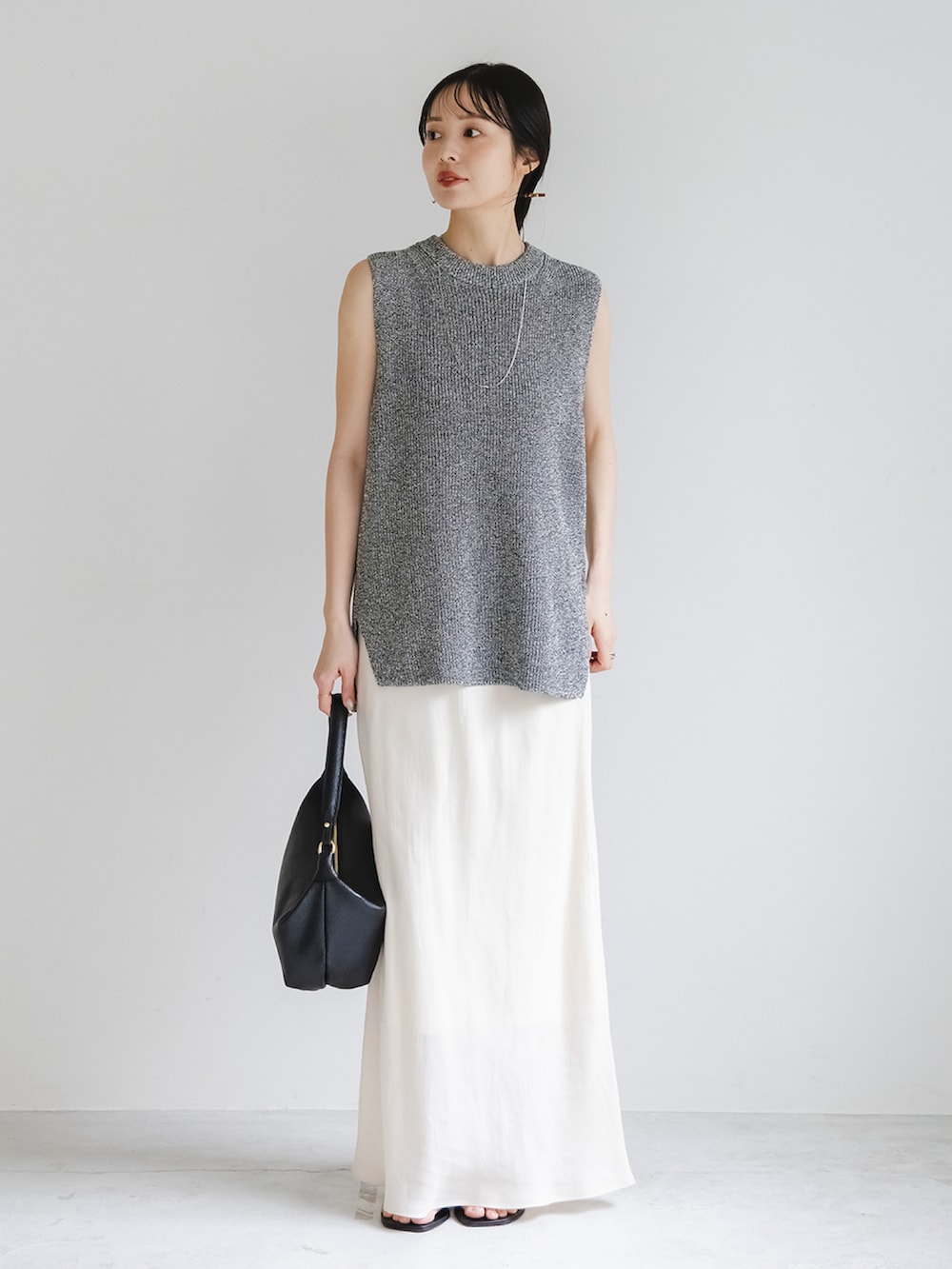 その他のニット/セーター、ホワイト系のスカートを着用したレディースの夏コーディネートの2枚目の写真