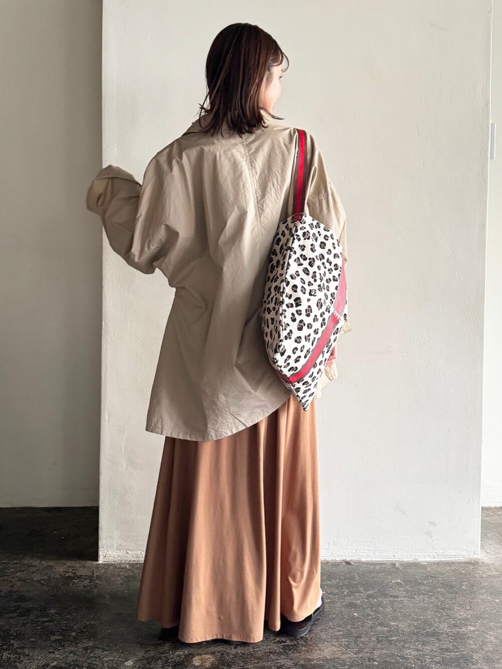 ベージュ系のシャツ/ブラウス、イエロー系のスカートを着用したレディースの夏コーディネートの2枚目の写真