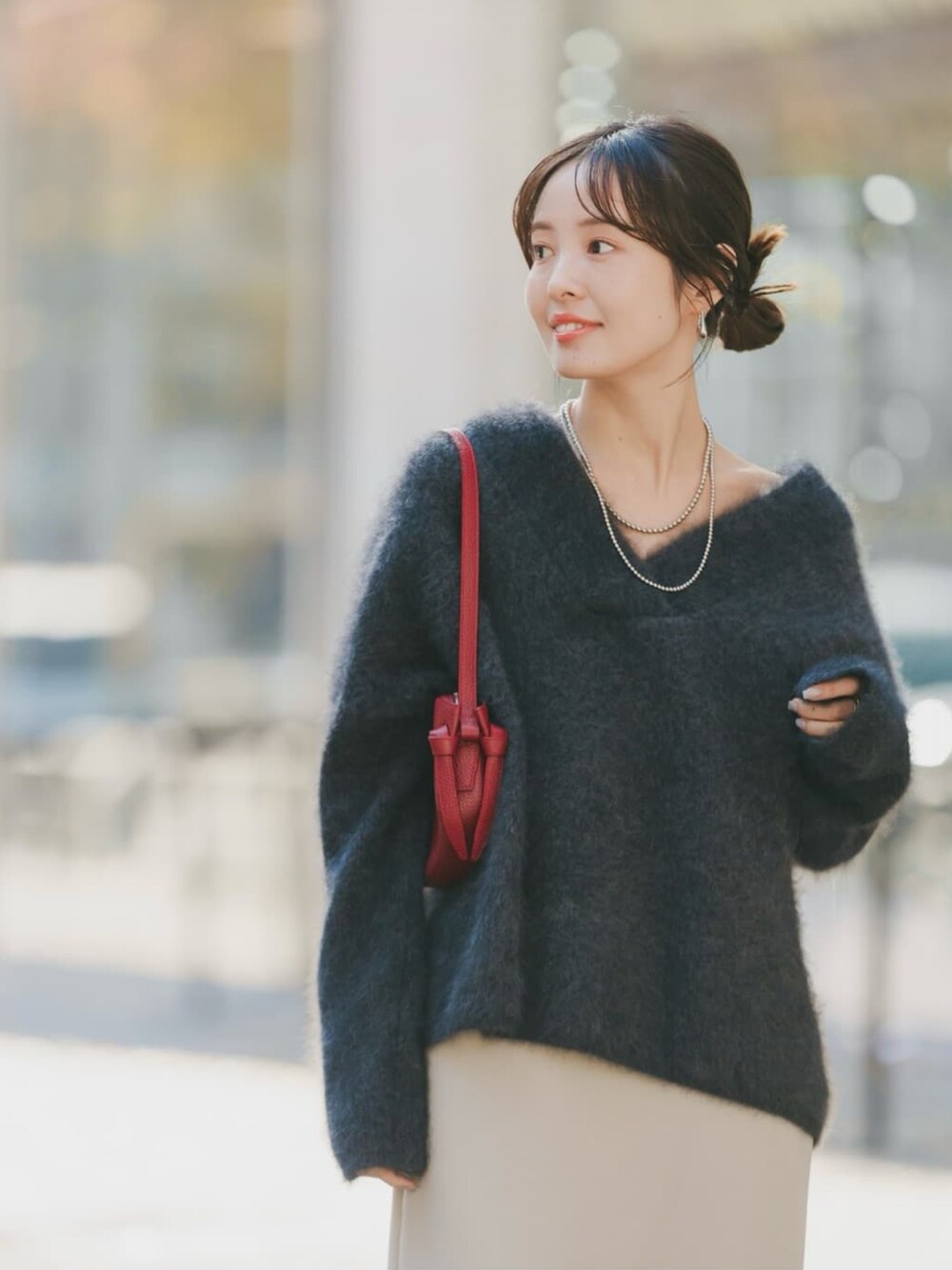 ブラウン系のニット/セーター、ブラック系のブーツ、グレー系のワンピースを着用したレディースの冬コーディネートの4枚目の写真