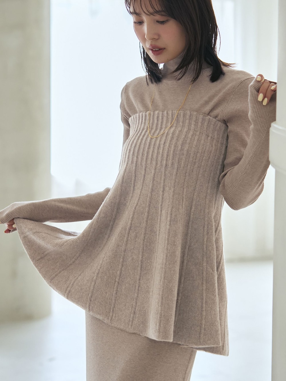 ベージュ系のワンピース、ベージュ系のニット/セーター、ブラウン系のハンドバッグを着用したレディースの夏コーディネートの5枚目の写真
