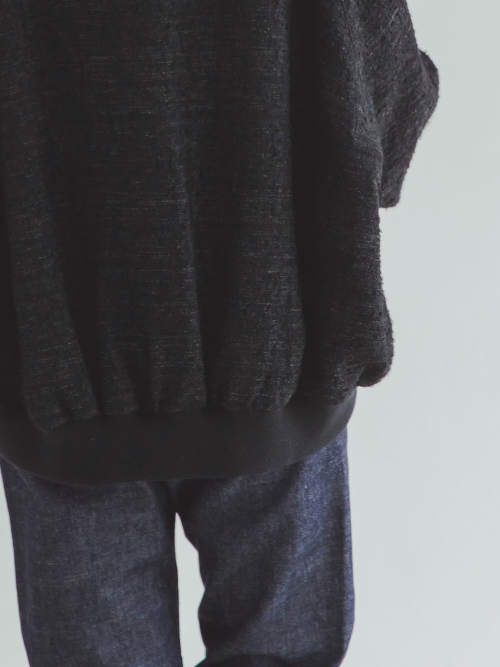 ブラック系のその他アウター、ブルー系のデニムパンツ、ホワイト系のキャミソールを着用したレディースの秋コーディネートの6枚目の写真