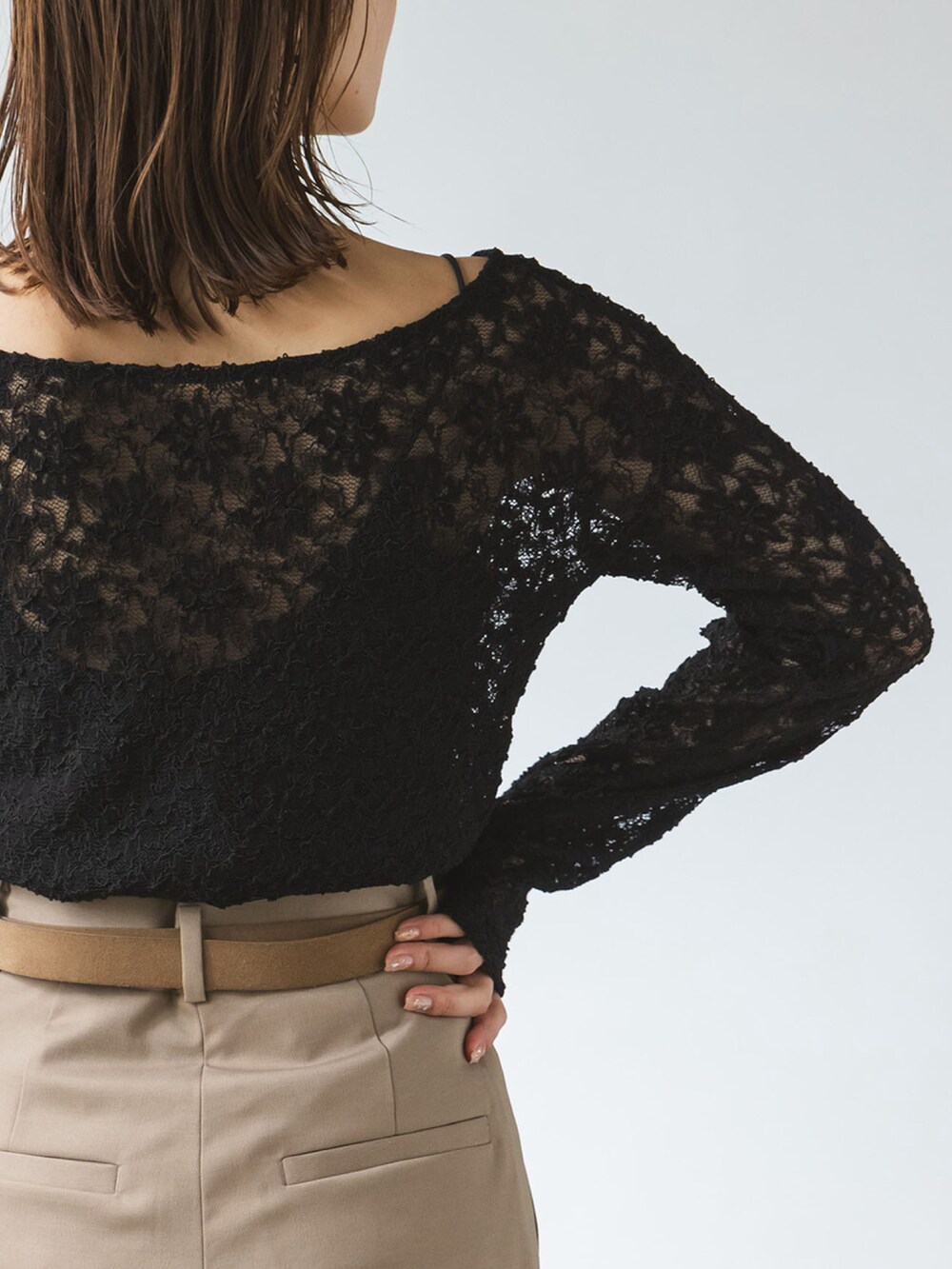 ブラック系のTシャツ/カットソー、ブラウン系のスラックスを着用したレディースの秋コーディネートの3枚目の写真