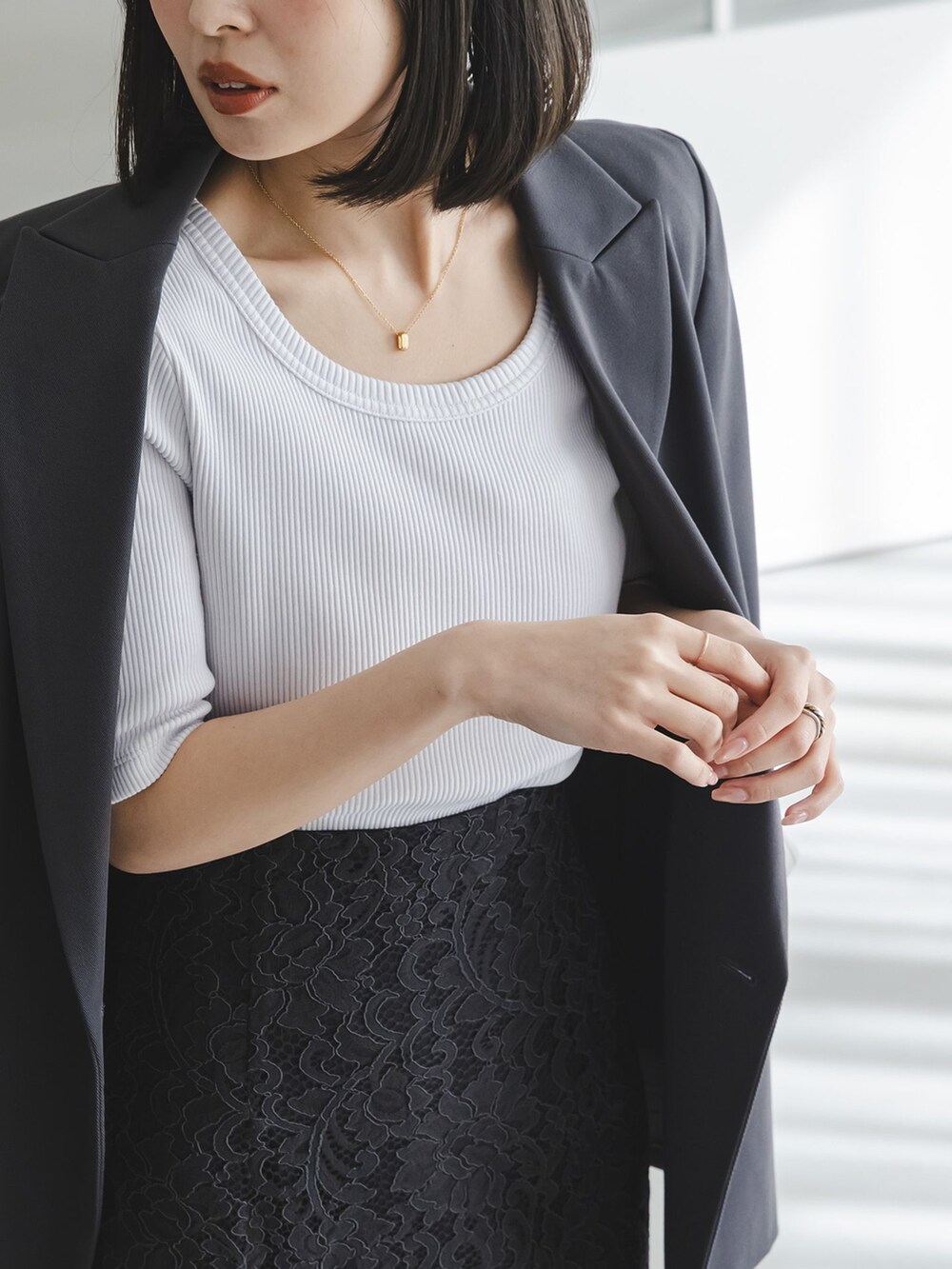 ブラック系のスカート、ブラック系のスカート、グレー系のTシャツ/カットソーを着用したレディースの春コーディネートの7枚目の写真