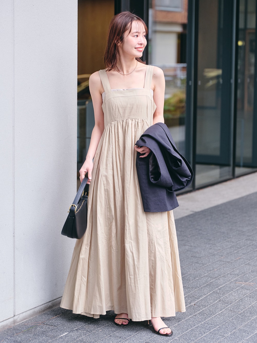 ブラック系のハンドバッグ、その他のジャケット/アウター、ベージュ系のワンピースを着用したレディースの春コーディネートの3枚目の写真