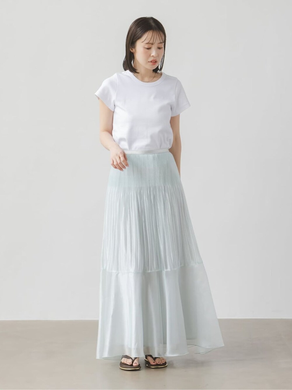 ブルー系のスカート、ホワイト系のTシャツ/カットソー、ホワイト系のTシャツ/カットソーを着用したレディースの春コーディネートの2枚目の写真