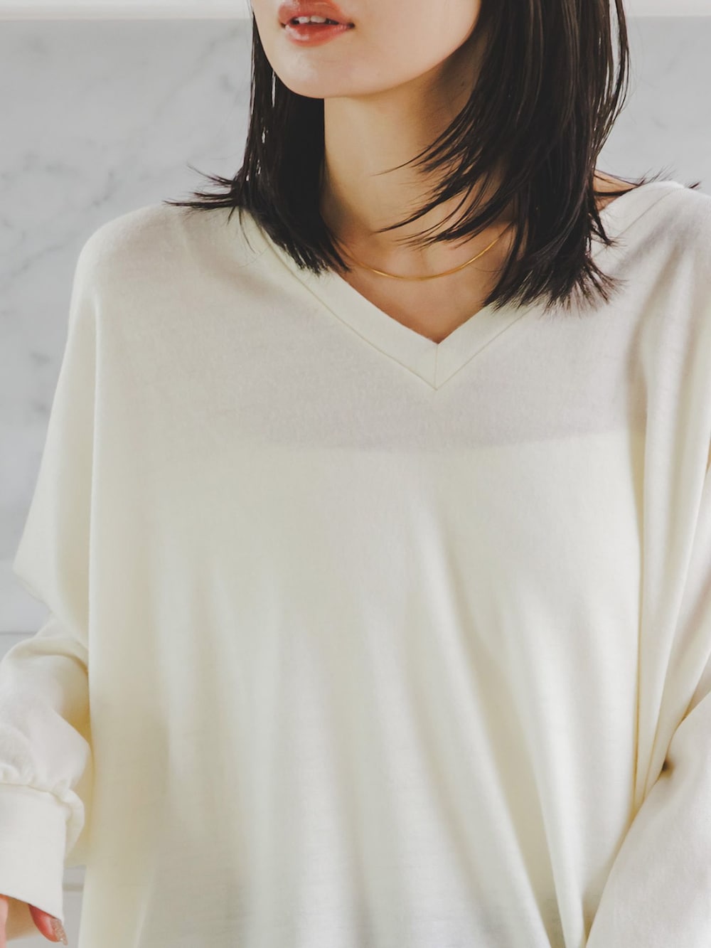 ブラウン系のスカート、ホワイト系のTシャツ/カットソー、ホワイト系のショルダーバッグを着用したレディースの秋コーディネートの5枚目の写真