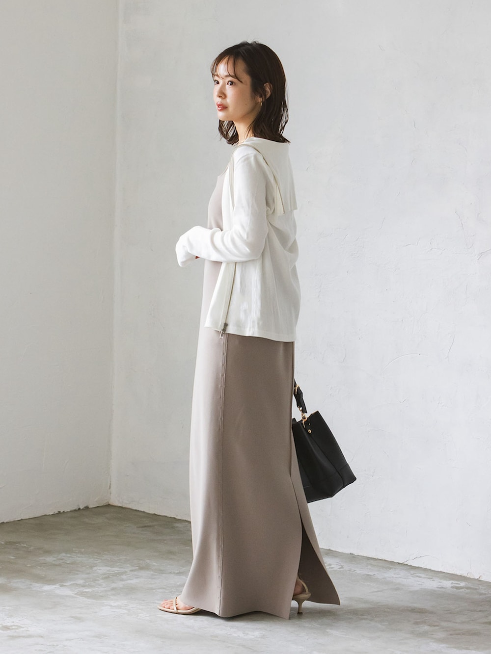 ホワイト系のTシャツ/カットソー、ベージュ系のワンピース、ベージュ系のサンダルを着用したレディースの夏コーディネートの2枚目の写真