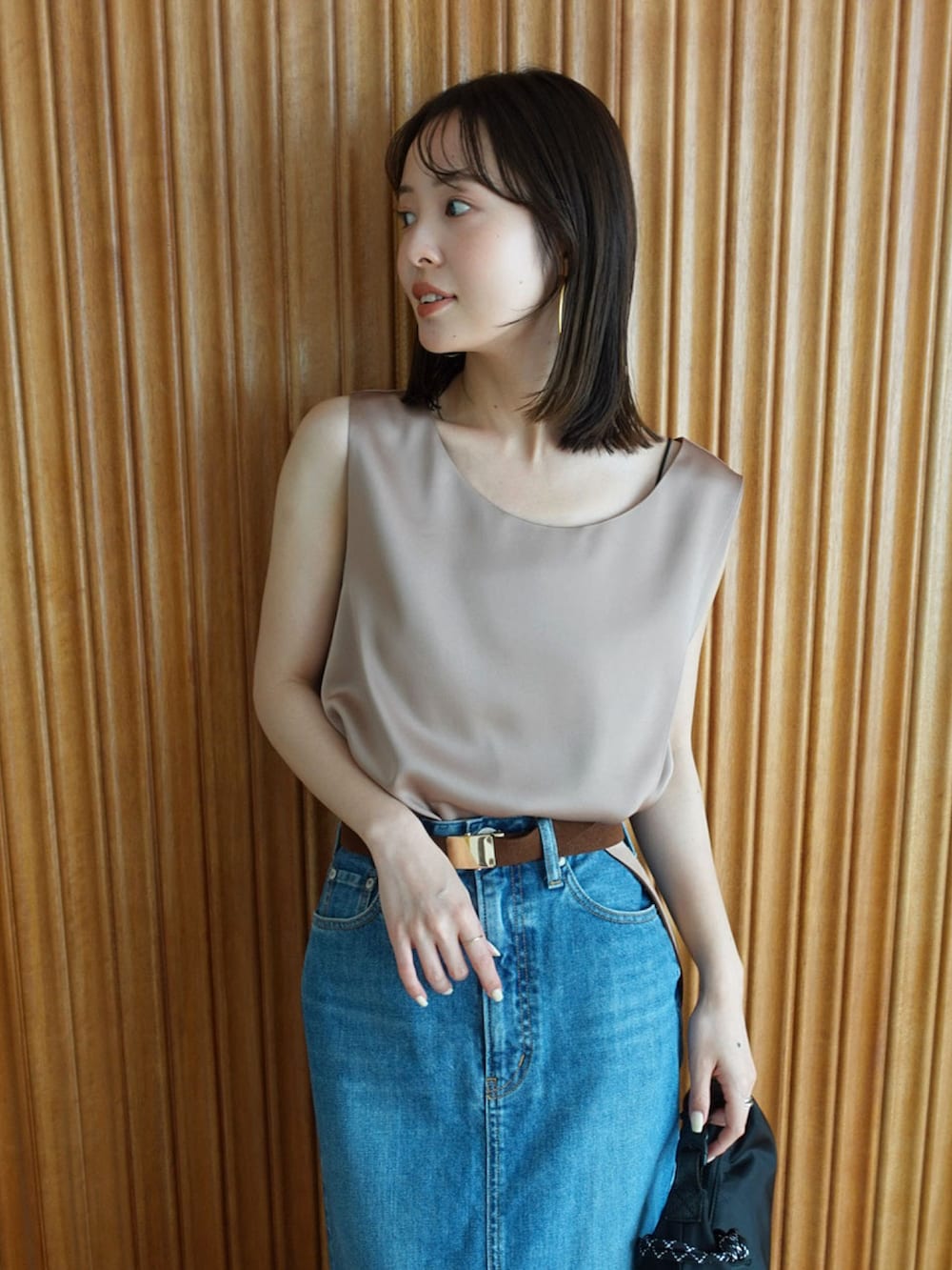 ブラウン系のシャツ/ブラウス、ブルー系のデニムスカート、ブラック系のショルダーバッグを着用したレディースの夏コーディネートの2枚目の写真