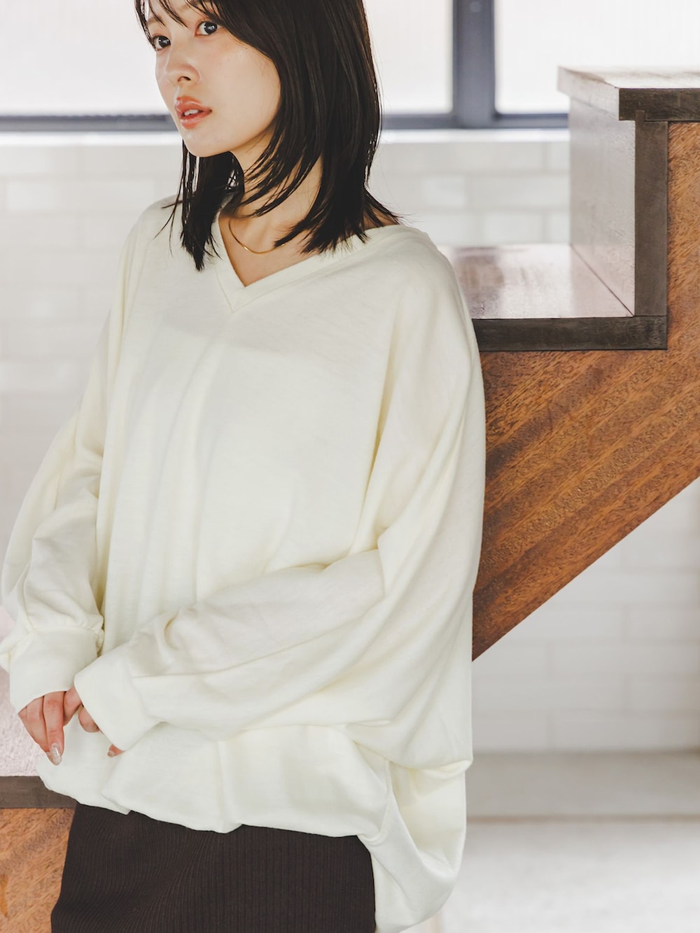 ブラウン系のスカート、ホワイト系のTシャツ/カットソー、ホワイト系のショルダーバッグを着用したレディースの秋コーディネートの7枚目の写真