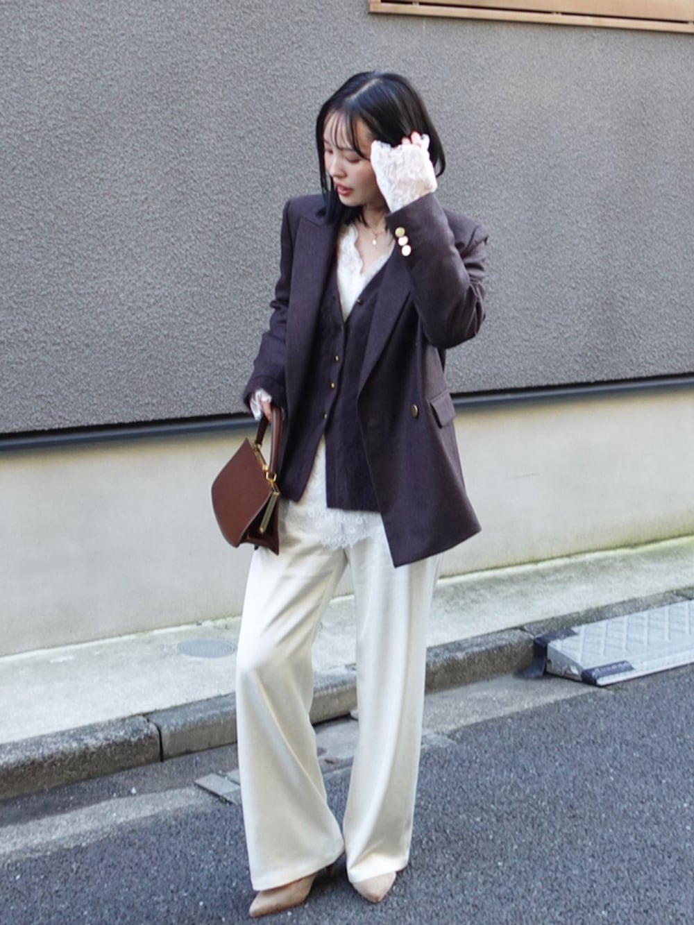ブラウン系のテーラードジャケット、ホワイト系のシャツ/ブラウス、ブラウン系のカーディガン/ボレロを着用したレディースの秋コーディネートの2枚目の写真