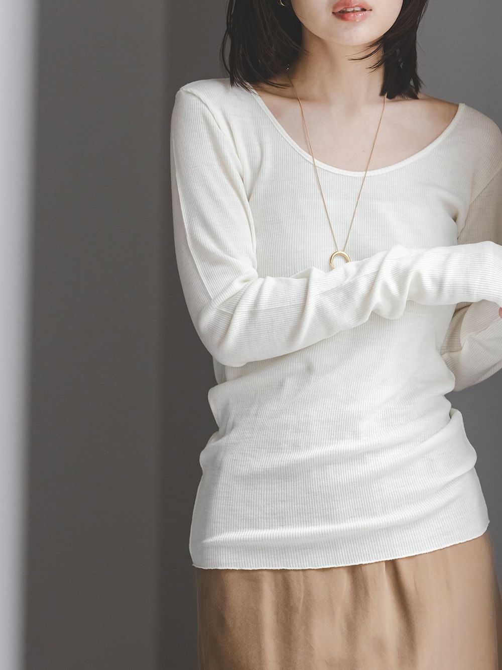 イエロー系のスカート、ホワイト系のTシャツ/カットソー、ブラック系のボストンバッグを着用したレディースの夏コーディネートの7枚目の写真