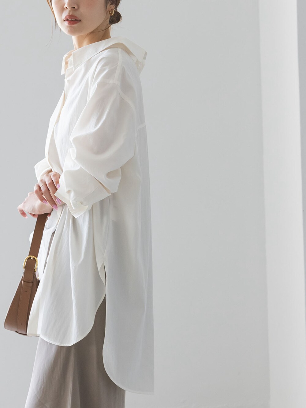 ホワイト系のシャツ/ブラウス、グレー系のスカートを着用したレディースの夏コーディネートの3枚目の写真