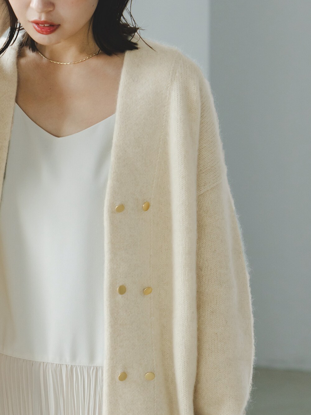 ホワイト系のカーディガン/ボレロ、ホワイト系のワンピース、グレー系のショルダーバッグを着用したレディースの秋コーディネートの3枚目の写真