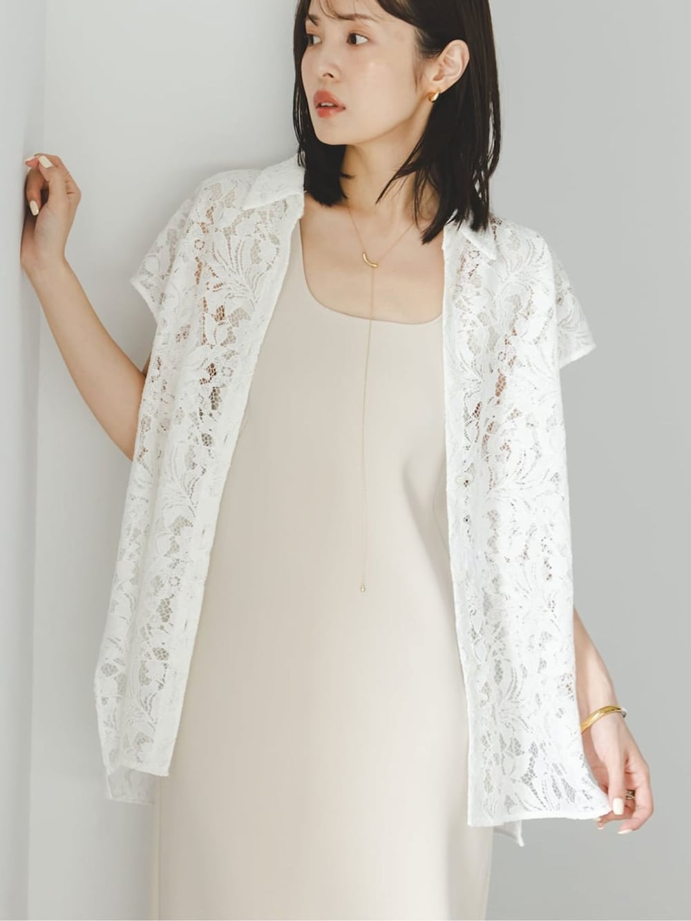 ベージュ系のワンピース、ホワイト系のシャツ/ブラウス、ベージュ系のパンプスを着用したレディースの夏コーディネートの4枚目の写真