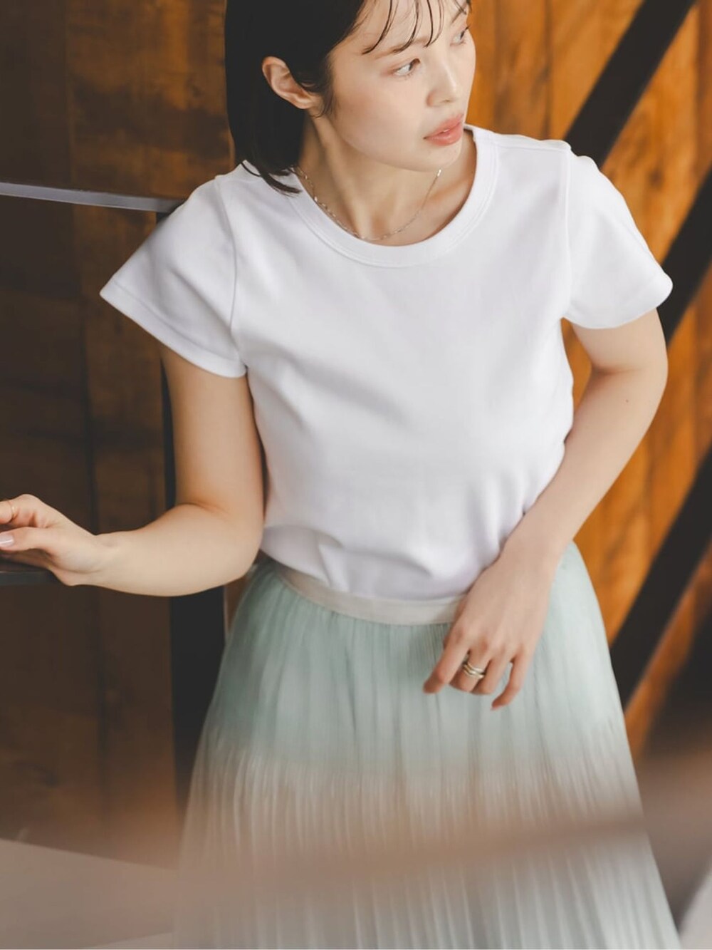 ブルー系のスカート、ホワイト系のTシャツ/カットソー、ホワイト系のTシャツ/カットソーを着用したレディースの春コーディネートの6枚目の写真