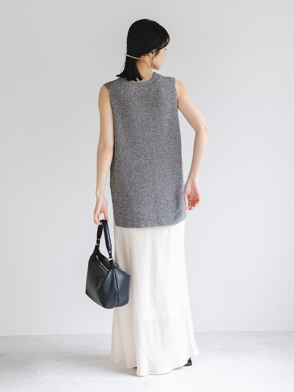 その他のニット/セーター、ホワイト系のスカートを着用したレディースの夏コーディネートの3枚目の写真