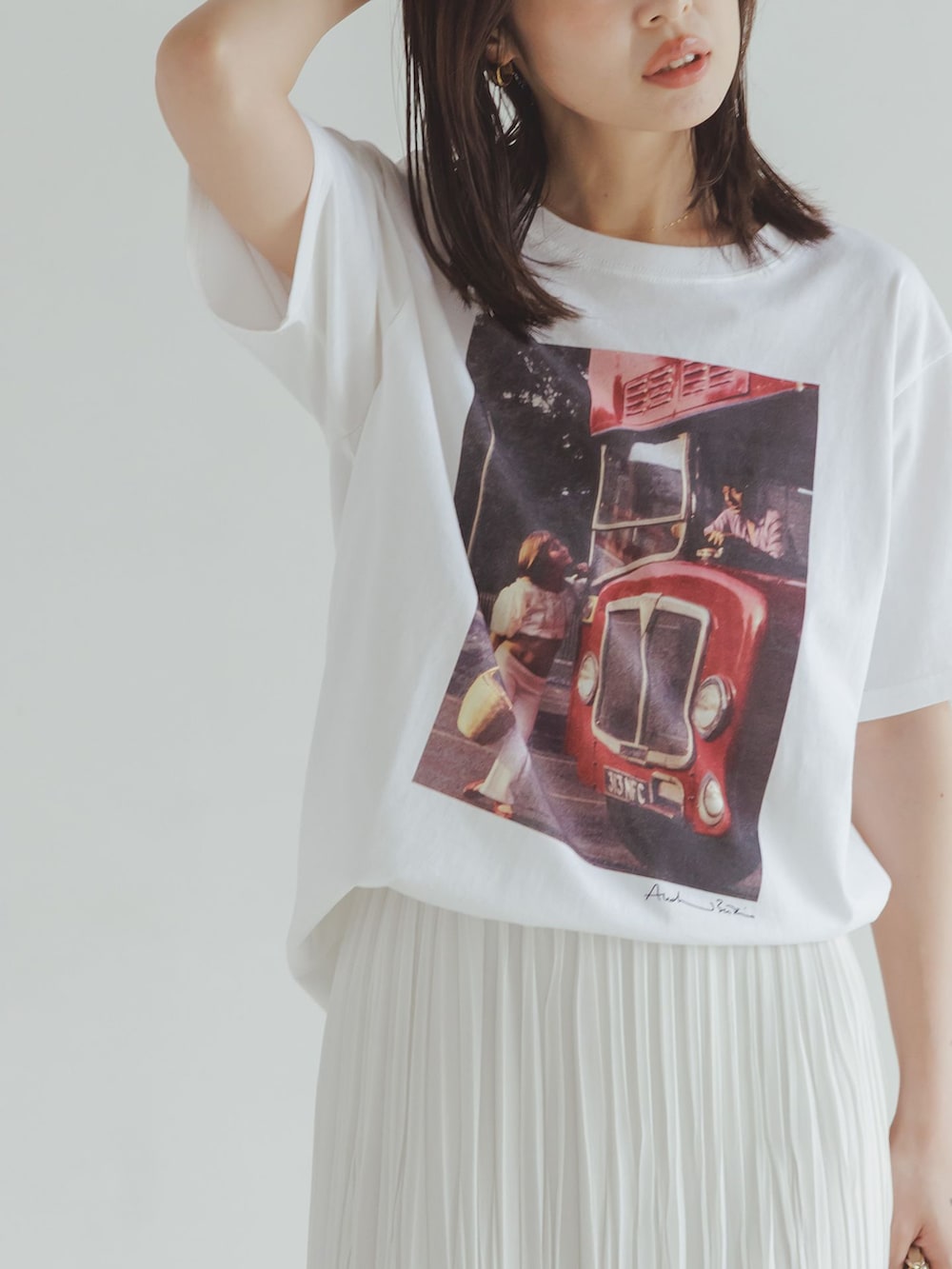 ブラック系のその他アウター、ホワイト系のスカート、ホワイト系のTシャツ/カットソーを着用したレディースの秋コーディネートの5枚目の写真
