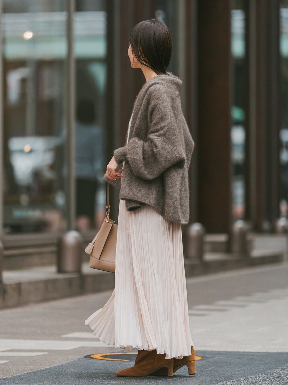 ブラウン系のカーディガン/ボレロ、ホワイト系のワンピース、ベージュ系のショルダーバッグを着用したレディースの秋コーディネートの3枚目の写真