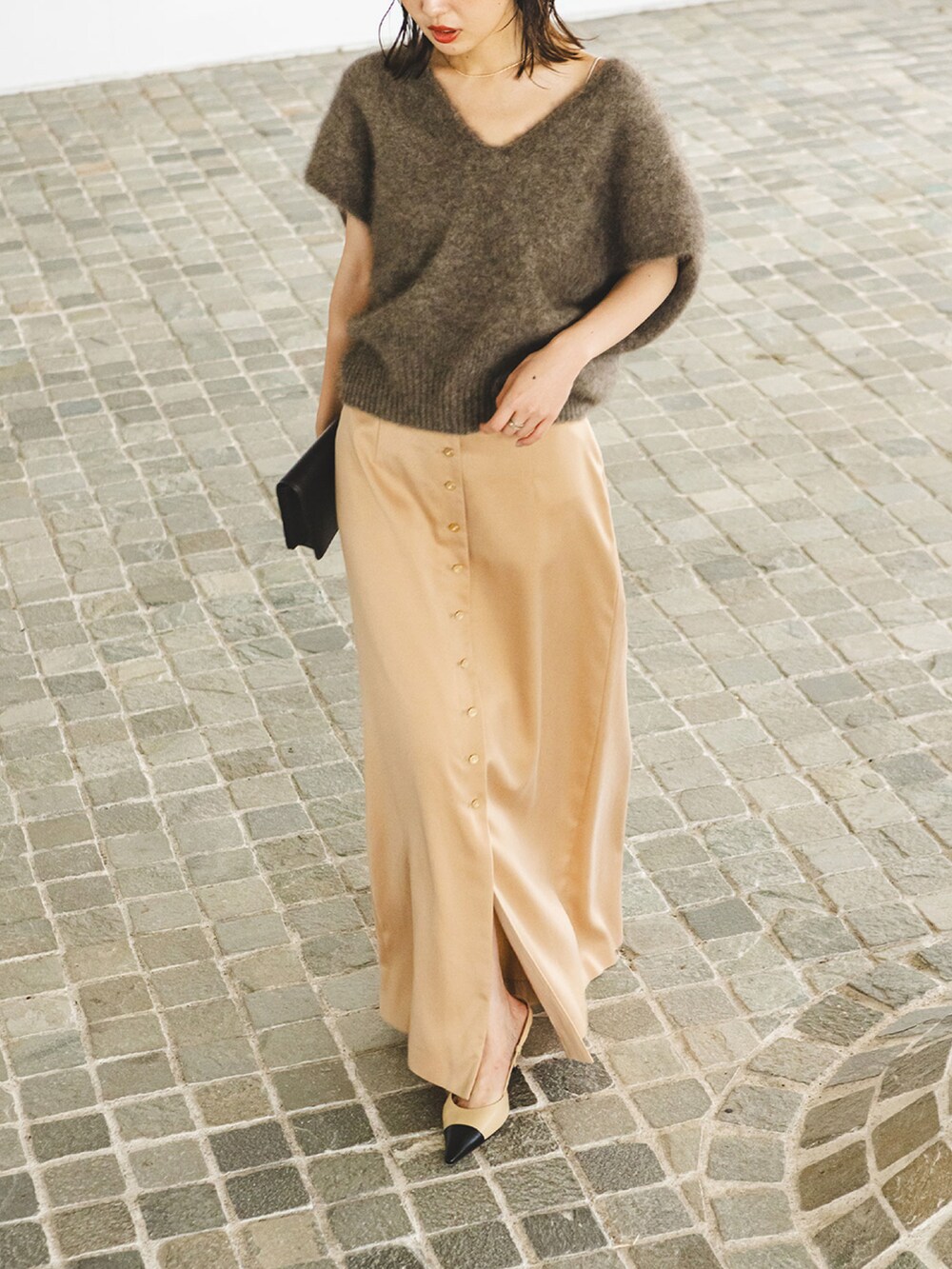 ブラウン系のベスト、ベージュ系のスカートを着用したレディースの夏コーディネートの3枚目の写真