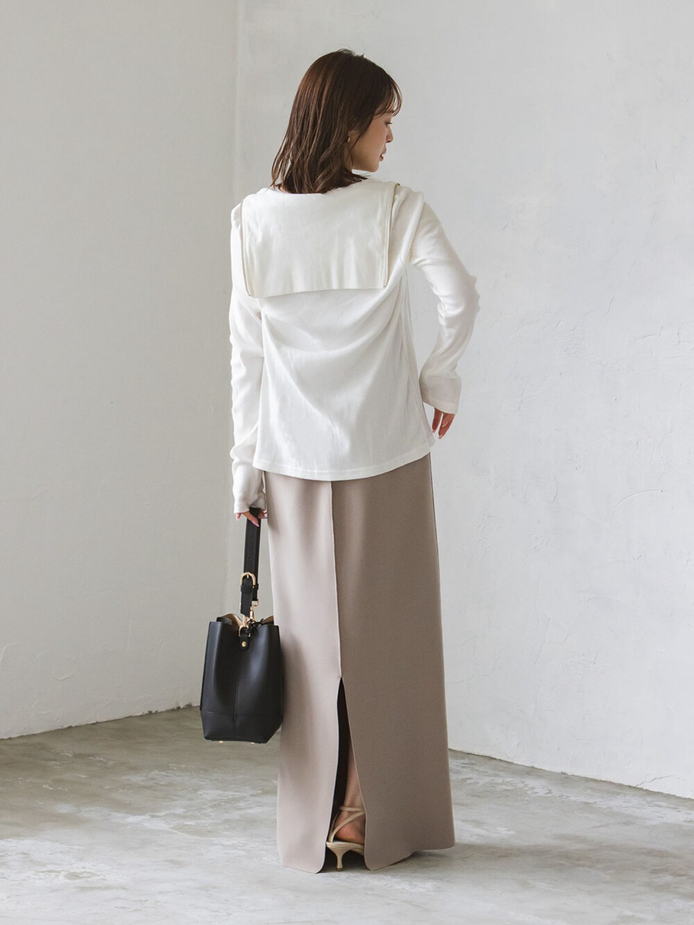 ホワイト系のTシャツ/カットソー、ベージュ系のワンピース、ベージュ系のサンダルを着用したレディースの夏コーディネートの3枚目の写真