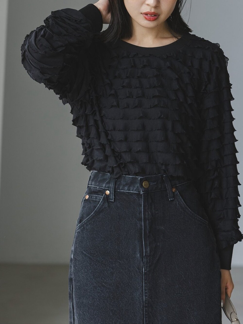 ブラック系のTシャツ/カットソー、ブラック系のデニムスカート、グレー系のショルダーバッグを着用したレディースの夏コーディネートの3枚目の写真