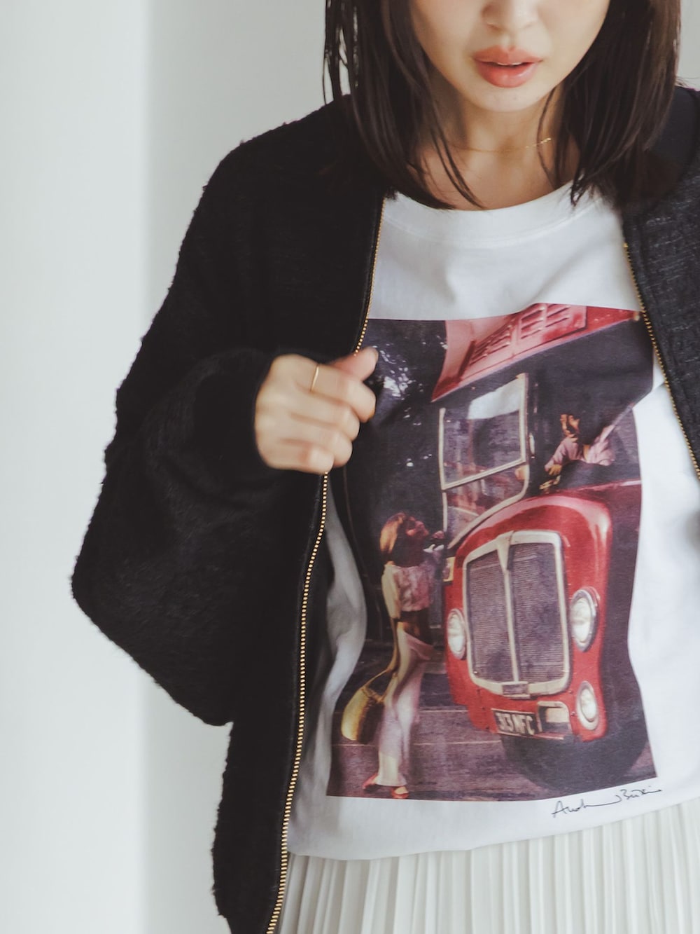 ブラック系のその他アウター、ホワイト系のスカート、ホワイト系のTシャツ/カットソーを着用したレディースの秋コーディネートの7枚目の写真