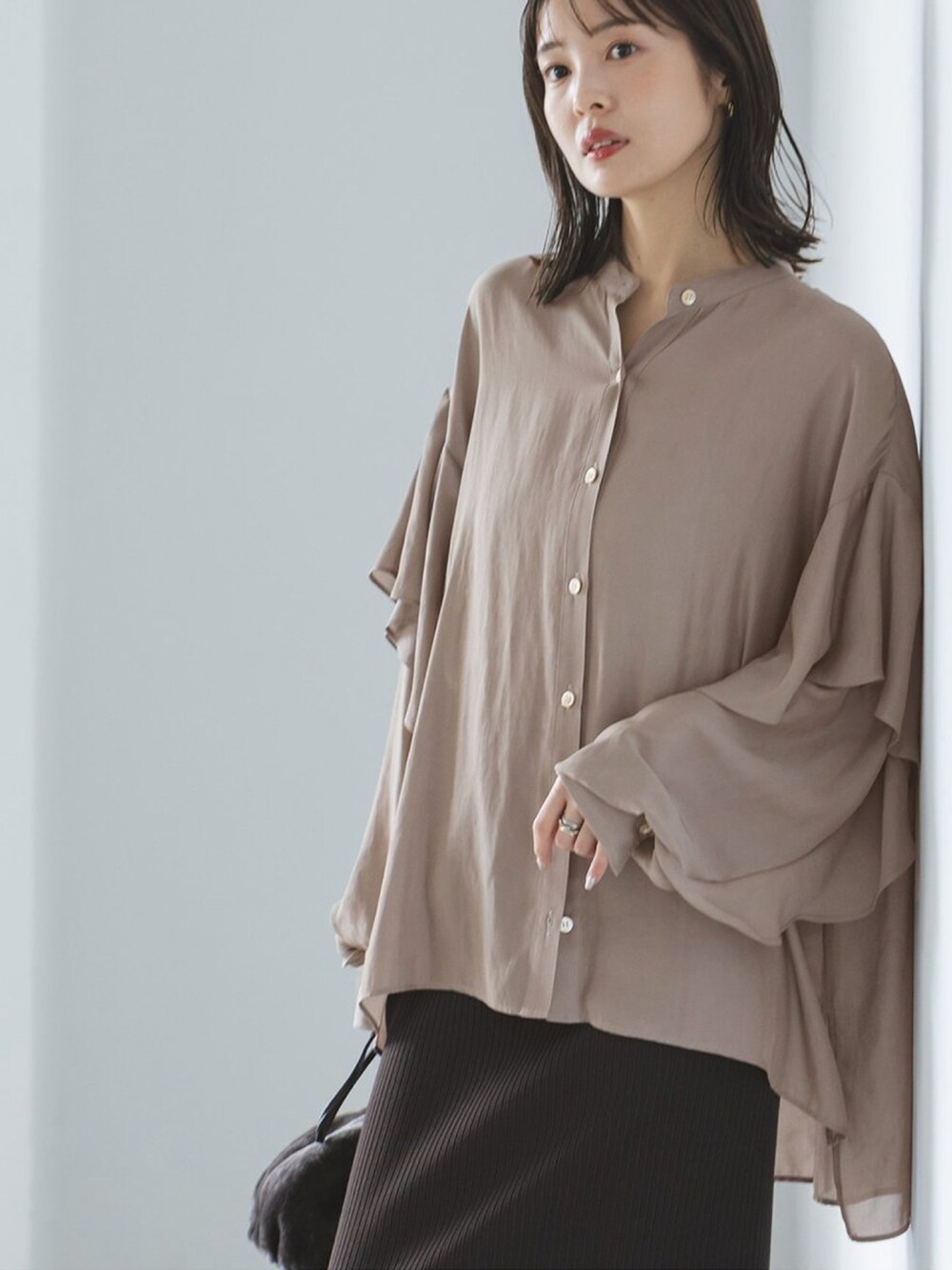 グレー系のシャツ/ブラウス、ブラウン系のスカートを着用したレディースの夏コーディネートの3枚目の写真