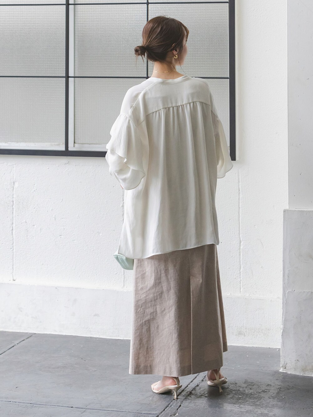 ホワイト系のシャツ/ブラウス、ベージュ系のワンピース、ベージュ系のサンダルを着用したレディースの夏コーディネートの2枚目の写真