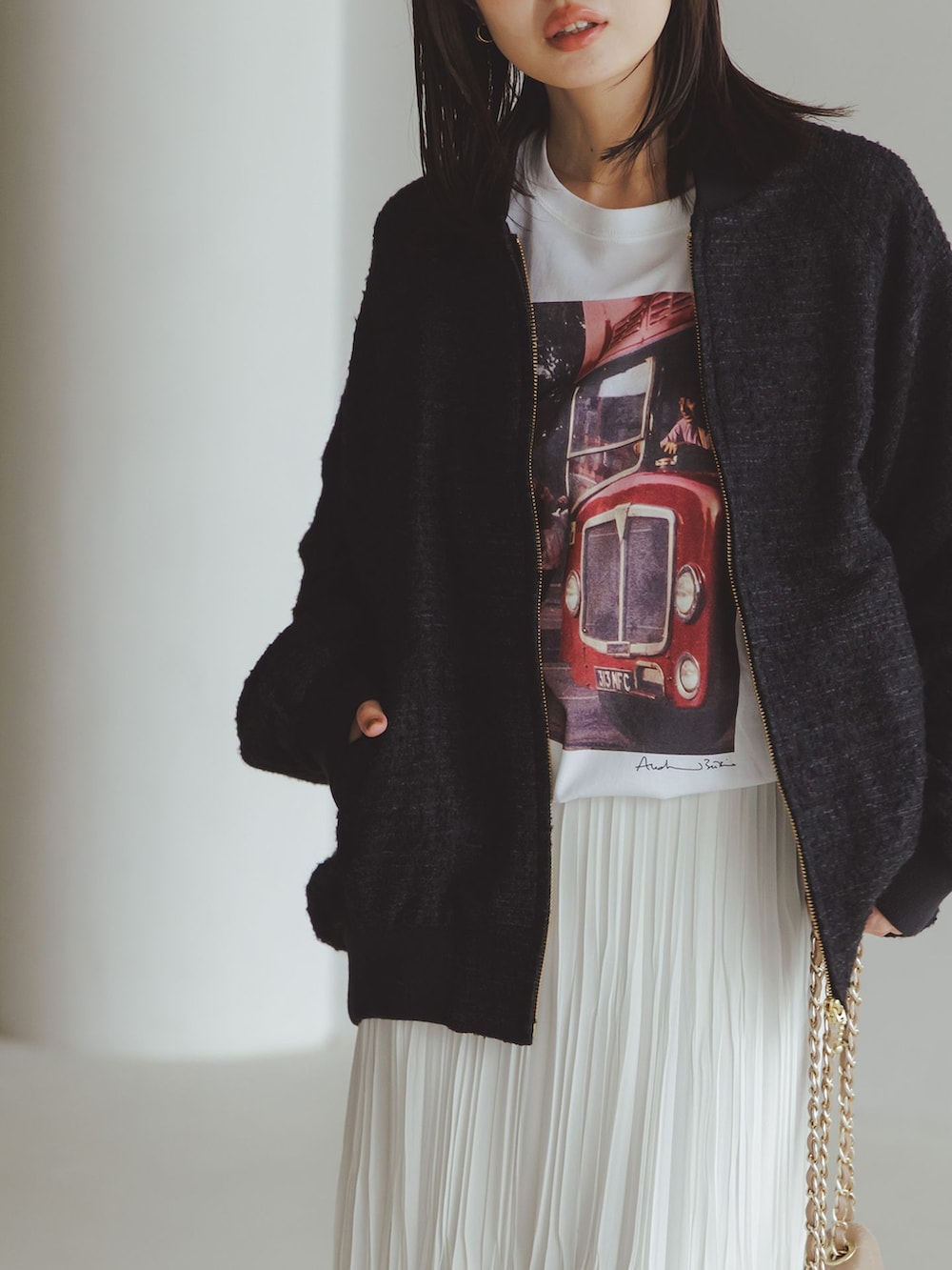 ブラック系のその他アウター、ホワイト系のスカート、ホワイト系のTシャツ/カットソーを着用したレディースの秋コーディネートの8枚目の写真