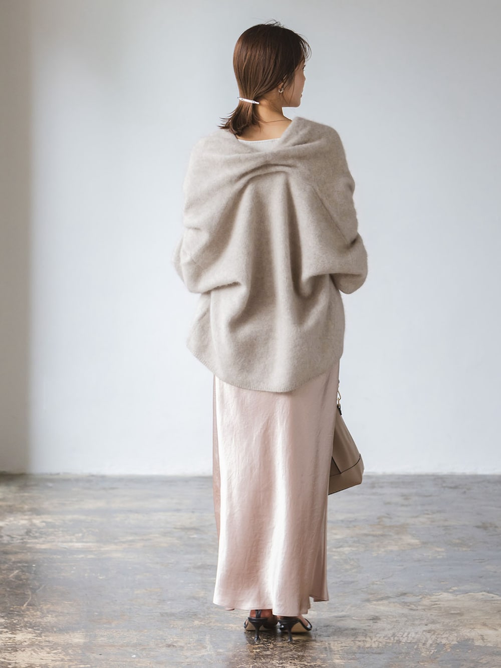 グレー系のカーディガン/ボレロ、ベージュ系のスカート、ベージュ系のショルダーバッグを着用したレディースの秋コーディネートの2枚目の写真