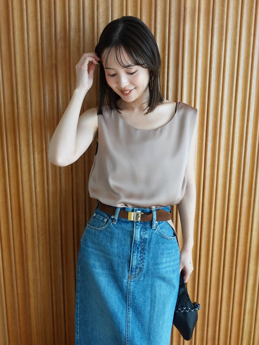 ブラウン系のシャツ/ブラウス、ブルー系のデニムスカート、ブラック系のショルダーバッグを着用したレディースの夏コーディネートの3枚目の写真