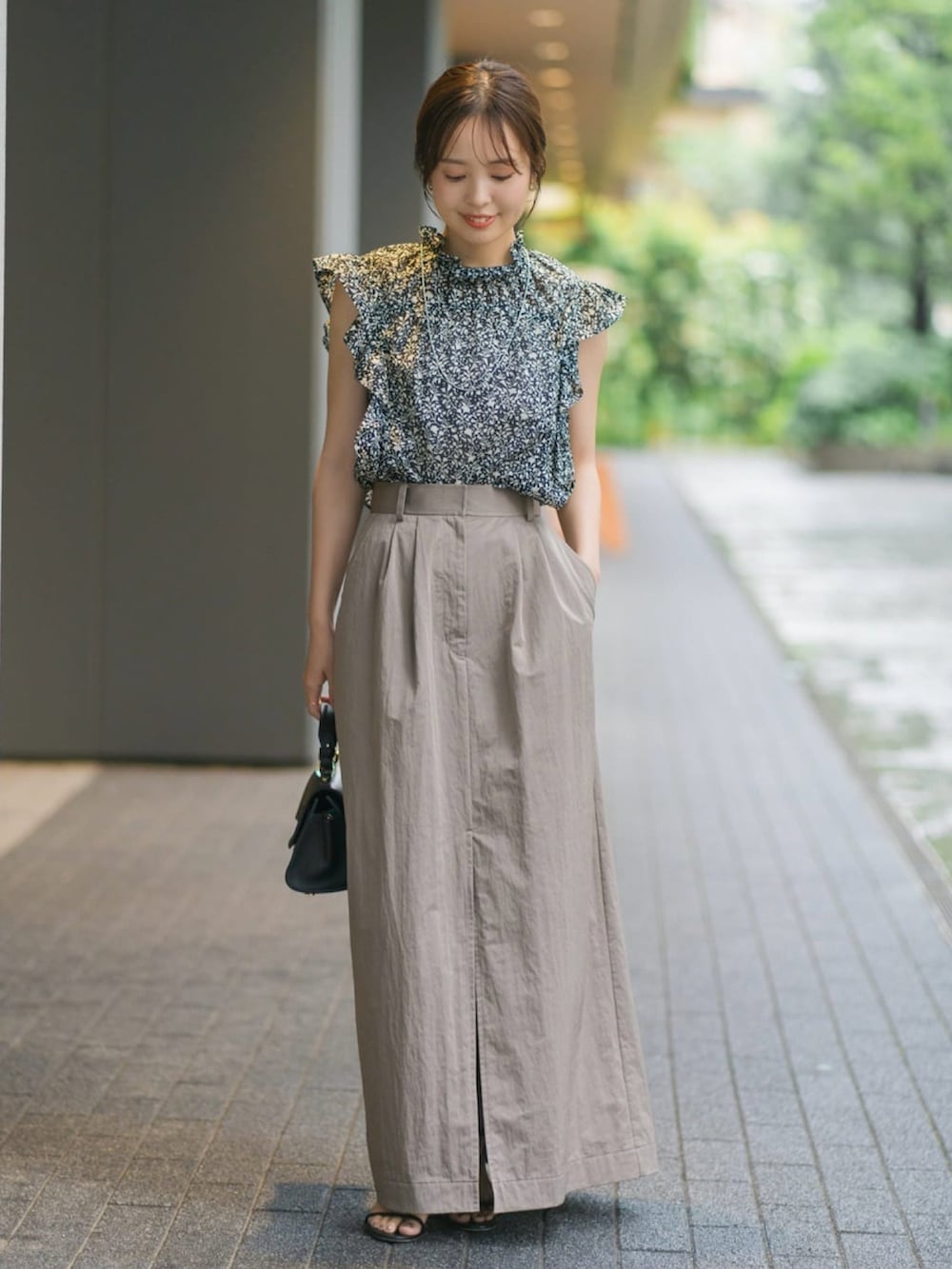 ブラック系のシャツ/ブラウス、グレー系のスカートを着用したレディースの夏コーディネートの3枚目の写真