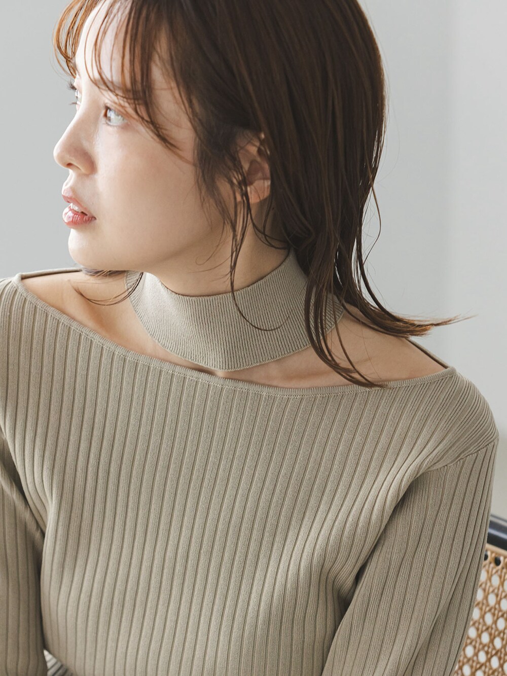 グリーン系のニット/セーター、グリーン系のショルダーバッグ、ブラック系のサンダルを着用したレディースの夏コーディネートの3枚目の写真