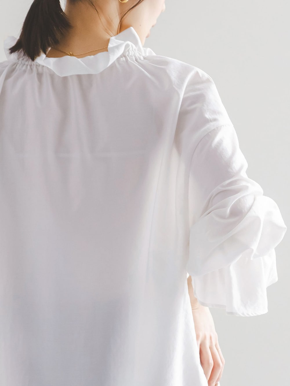 ホワイト系のシャツ/ブラウス、ブラウン系のスカート、ゴールド系のネックレスを着用したレディースの夏コーディネートの6枚目の写真