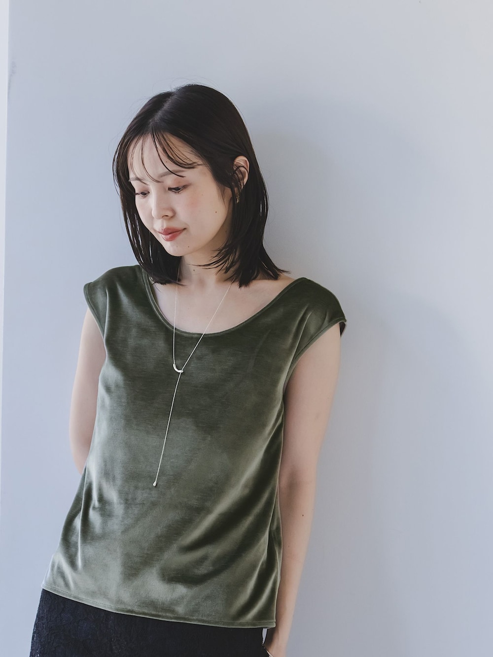 ブルー系のデニムパンツ、ブラック系のキャミソール、グリーン系のTシャツ/カットソーを着用したレディースの夏コーディネートの4枚目の写真