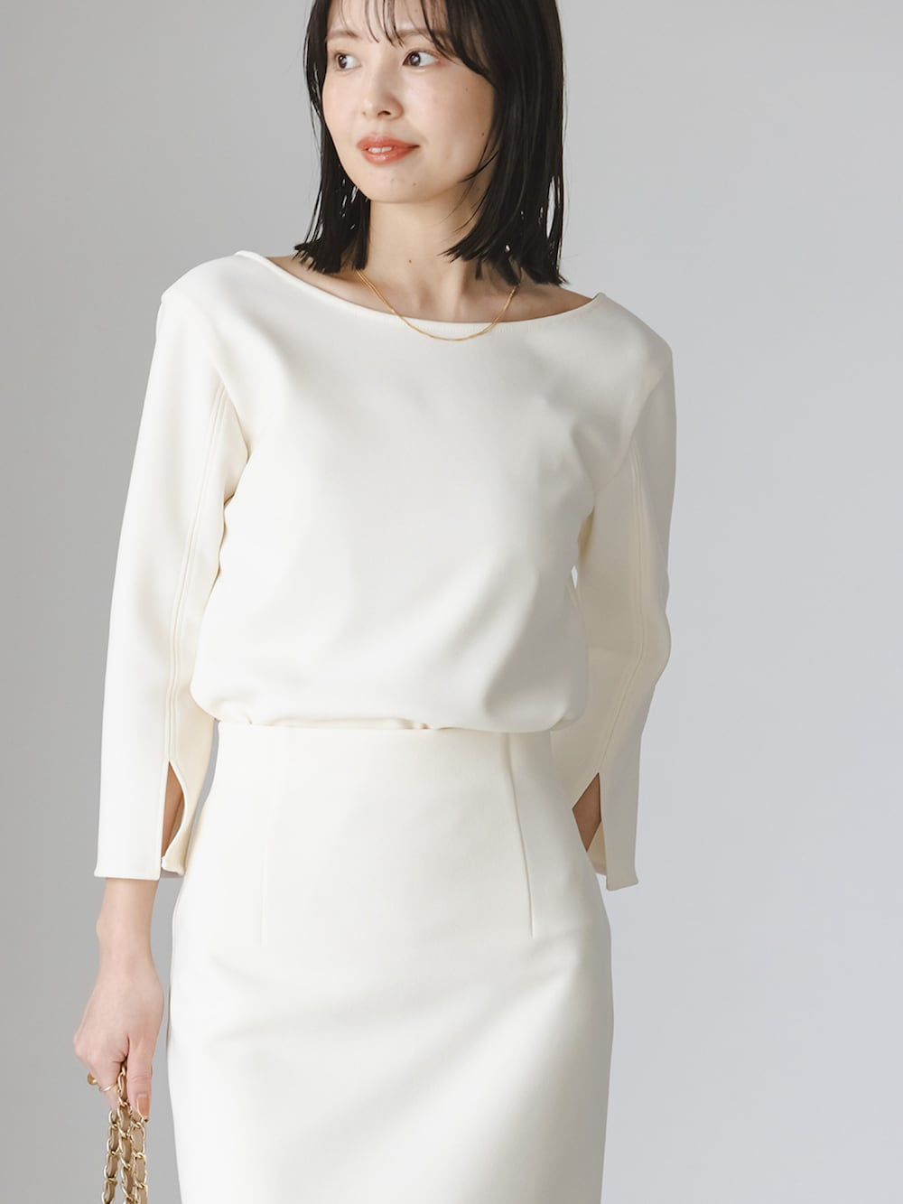 ホワイト系のシャツ/ブラウス、ホワイト系のスカート、ベージュ系のショルダーバッグを着用したレディースの冬コーディネートの3枚目の写真