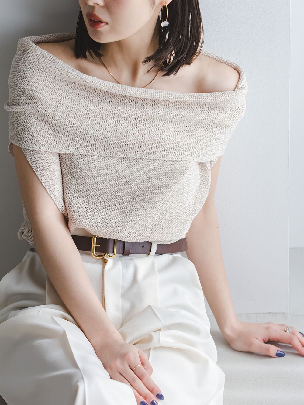 ホワイト系のスラックス、ホワイト系のスラックス、ホワイト系のニット/セーターを着用したレディースの春コーディネートの6枚目の写真