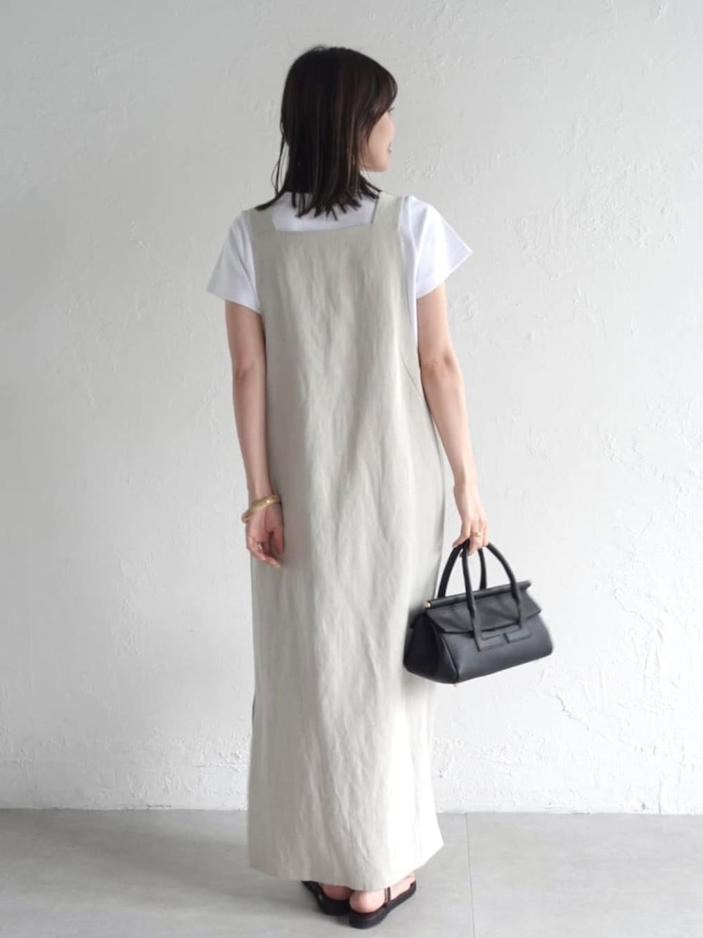 ホワイト系のTシャツ/カットソー、ブラウン系のTシャツ/カットソー、ベージュ系のワンピースを着用したレディースの春コーディネートの3枚目の写真