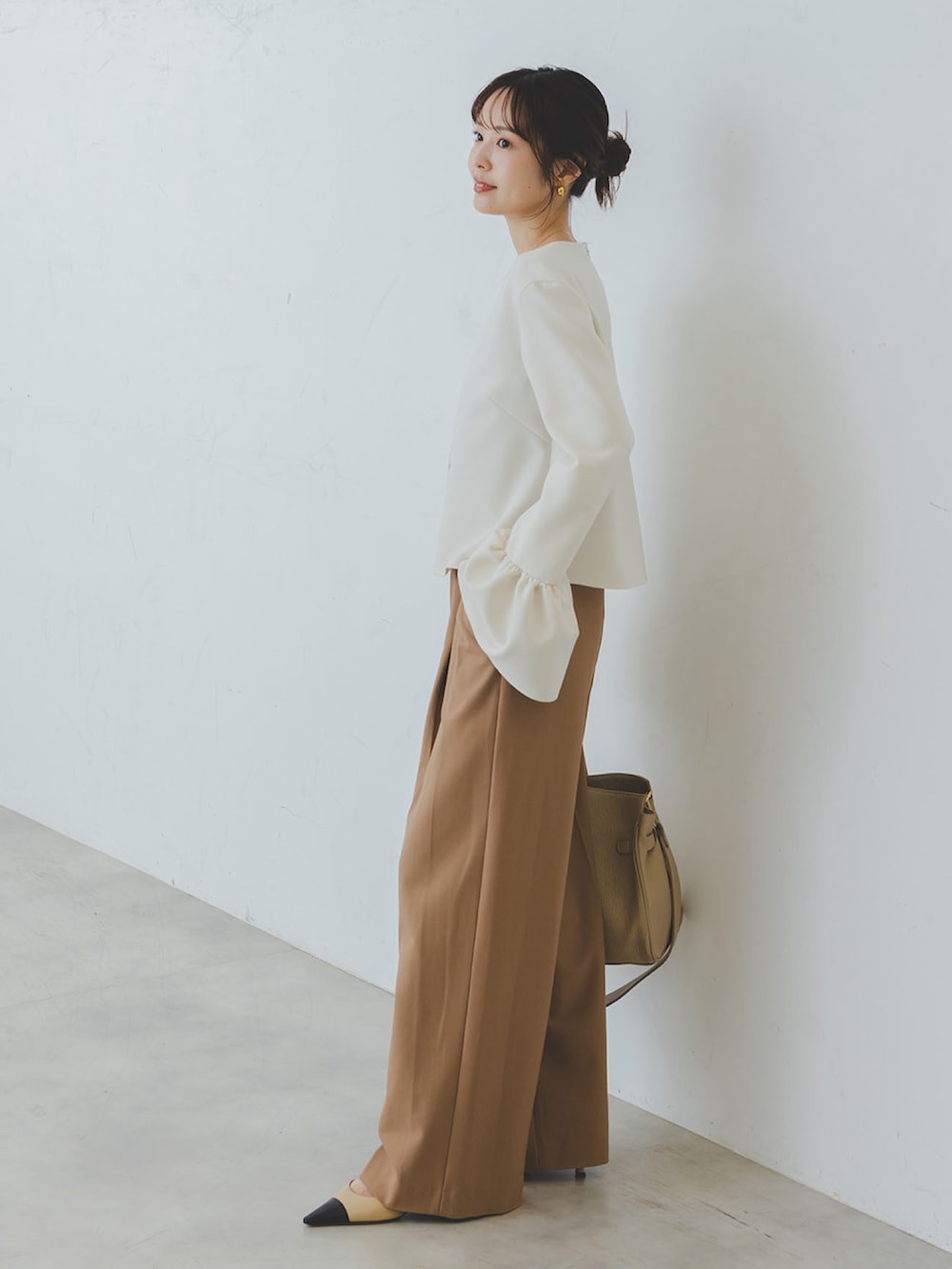 ホワイト系のシャツ/ブラウス、ベージュ系のパンプス、ベージュ系のショルダーバッグを着用したレディースの秋コーディネートの2枚目の写真