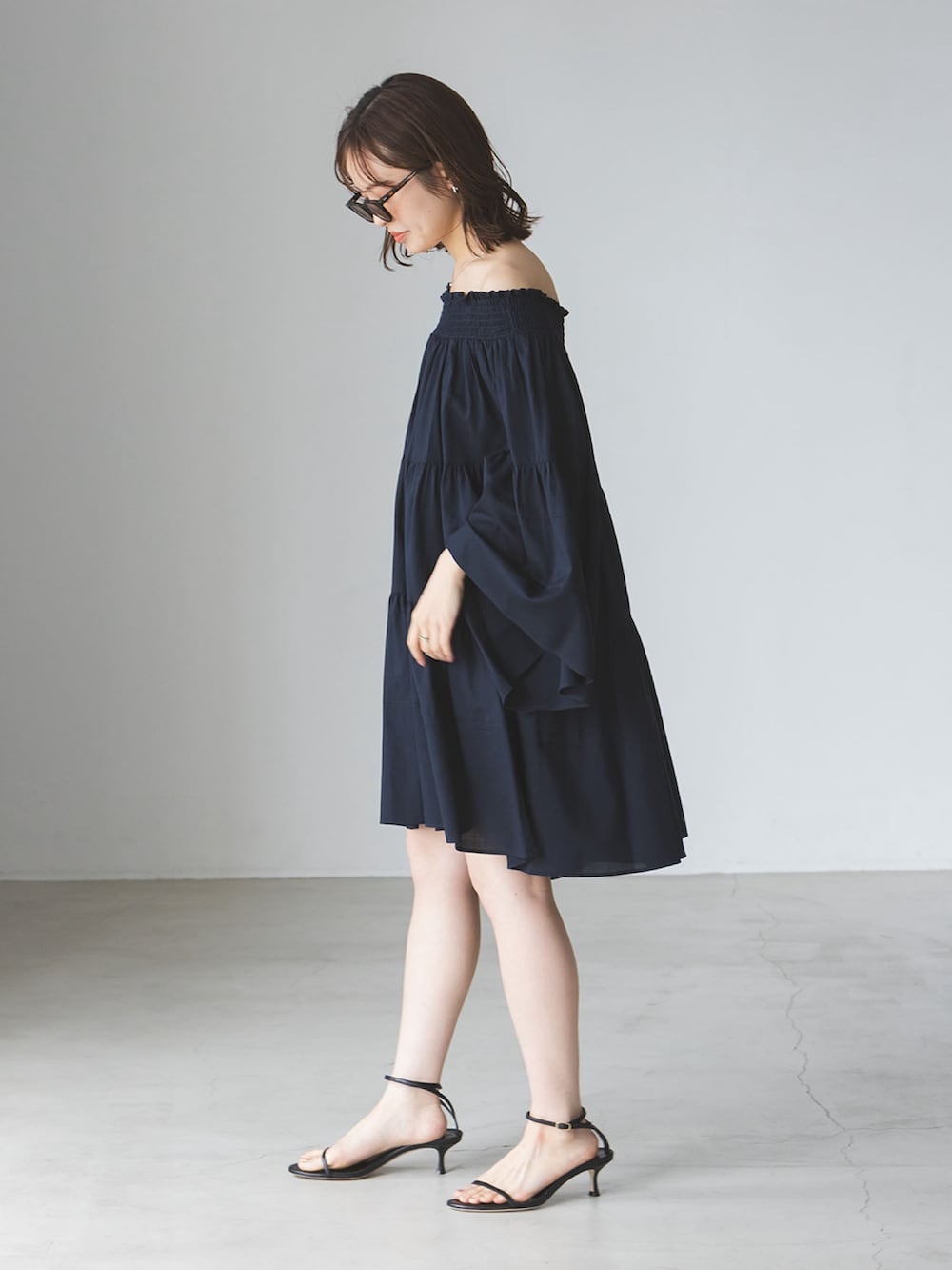 「noble、NOBLE、ノーブル、オトナ女子、おでかけコーデ、オトナカワイイ、春夏コーデ、オールインワン、ワンピース、オフショル、夏コーデ、ネイビー、休日スタイル」｜「Nobleのシャーリングフレアオールインワン（つなぎ/オールインワン、ブルー系）」を使った、minani.aさん（レディース・155cm）の春コーディネートの2枚目の写真