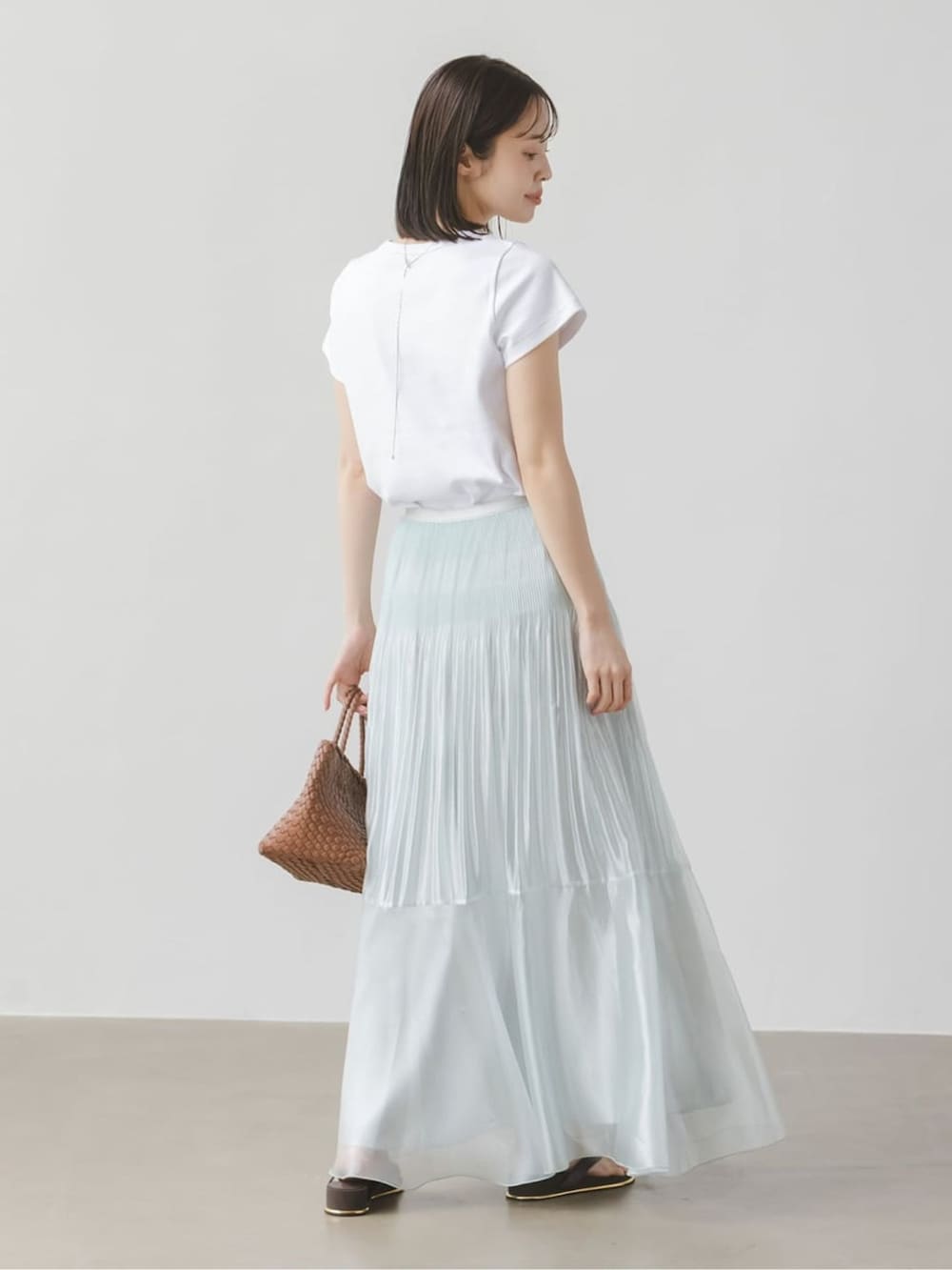 ブルー系のスカート、ホワイト系のTシャツ/カットソー、ホワイト系のTシャツ/カットソーを着用したレディースの春コーディネートの4枚目の写真
