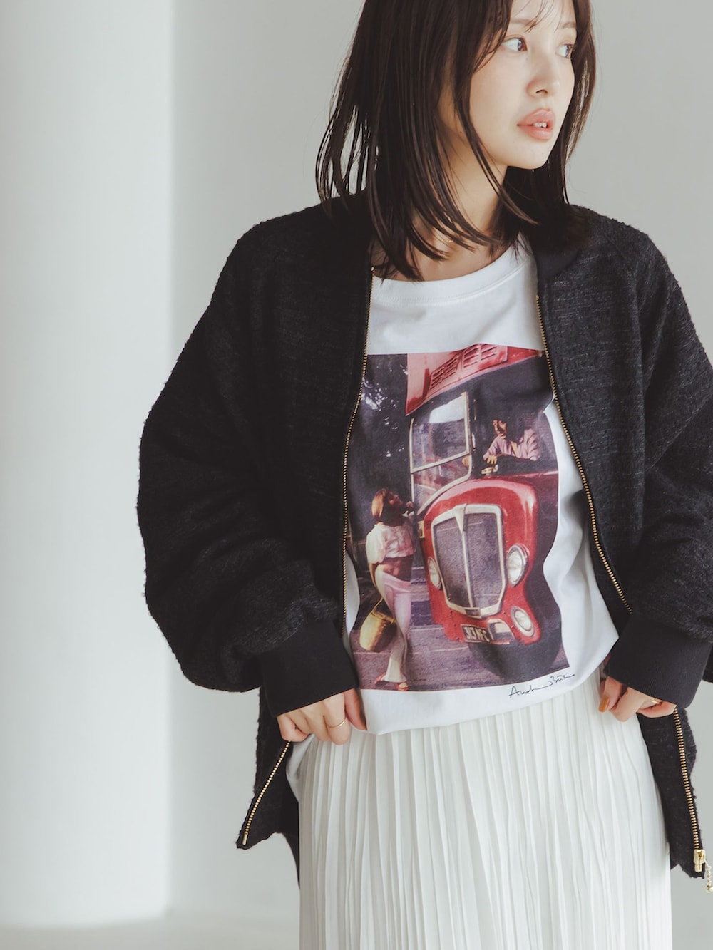 ブラック系のその他アウター、ホワイト系のスカート、ホワイト系のTシャツ/カットソーを着用したレディースの秋コーディネートの6枚目の写真
