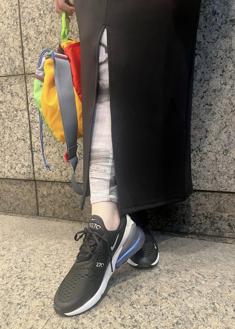 グレー系のニット/セーター、ブラック系のスカート、ブラック系のスニーカーを着用したレディースの冬コーディネートの4枚目の写真