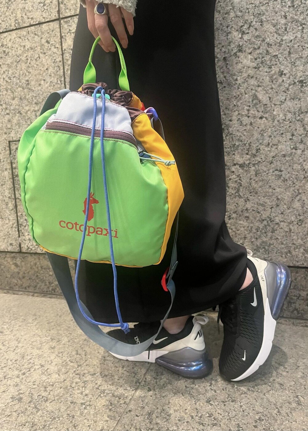 グレー系のニット/セーター、ブラック系のスカート、ブラック系のスニーカーを着用したレディースの冬コーディネートの5枚目の写真