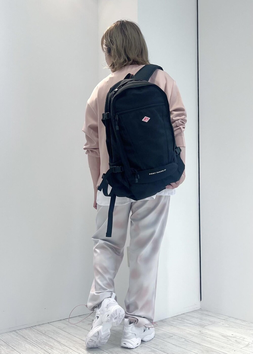 ピンク系のスウェット、ホワイト系のタンクトップ、ホワイト系のその他パンツを着用したレディースの春コーディネートの2枚目の写真